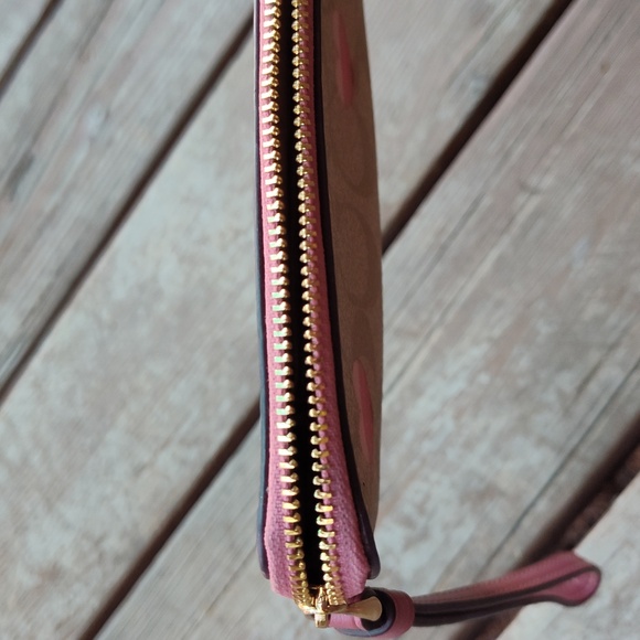 Coach Heart 💖 Clutch - Picture 10 of 12